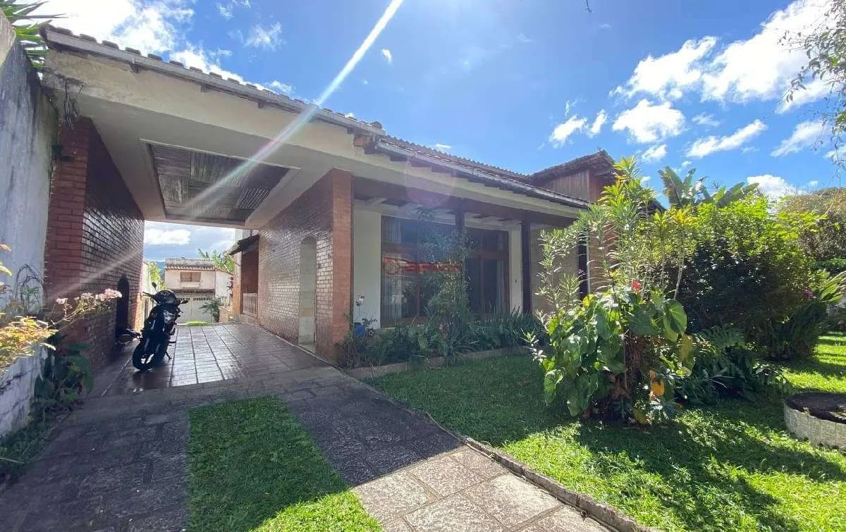 Casa linear com 4 quartos sendo 2 suítes em Araras com 840 m² de terreno - Teresópolis/RJ.