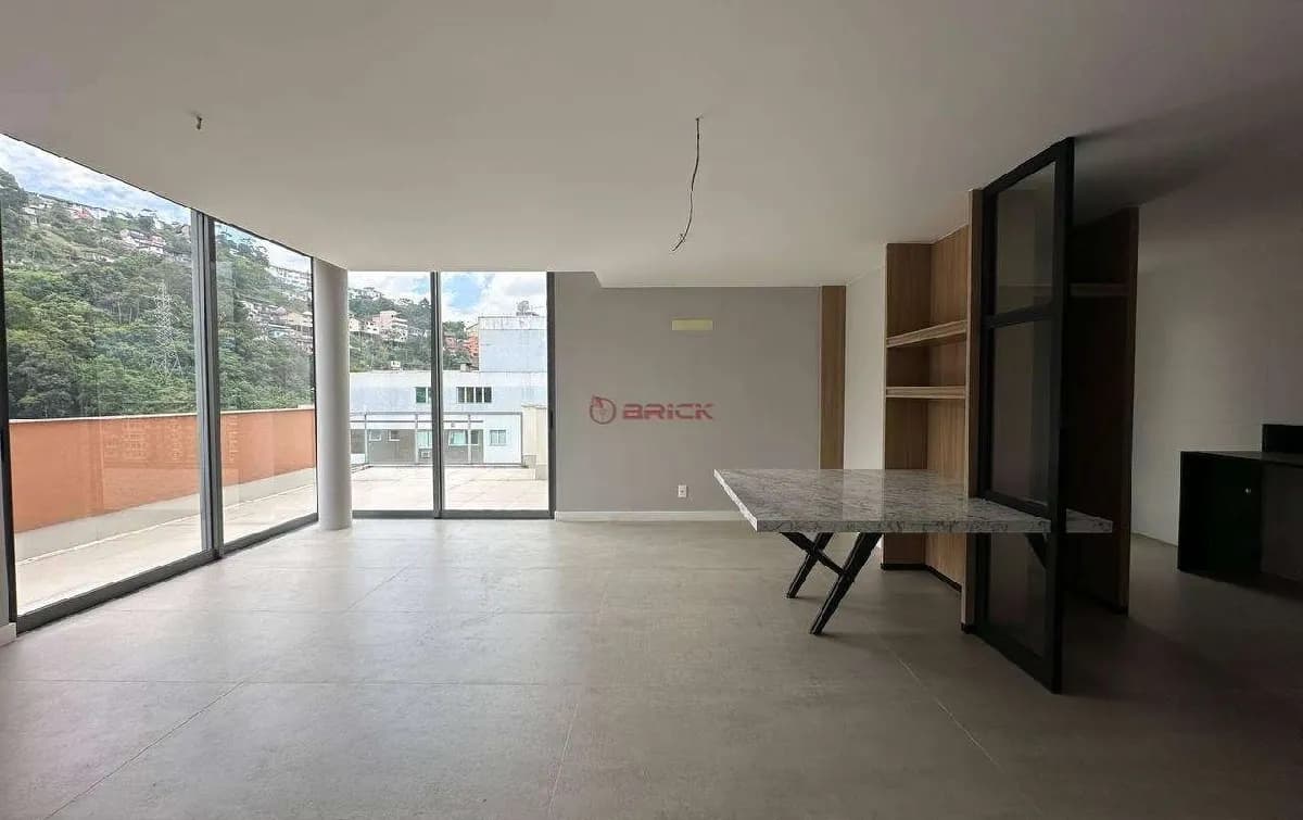 Cobertura linear com 3 quartos sendo 2 suítes em Agriões - Teresópolis/RJ.
