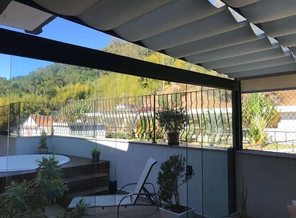 Cobertura com 4 quartos sendo 3 suítes, 186 m² na Tijuca - Teresópolis/RJ.