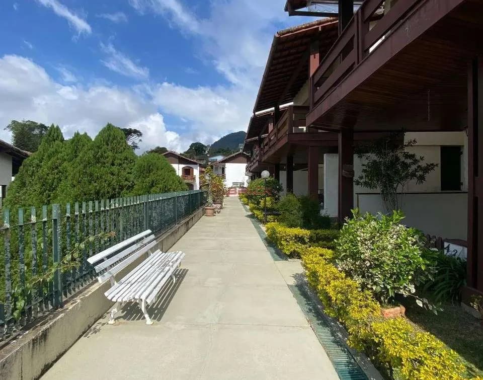 Casa em condomínio com 4 quartos sendo 2 suítes no Alto - Teresópolis/RJ.