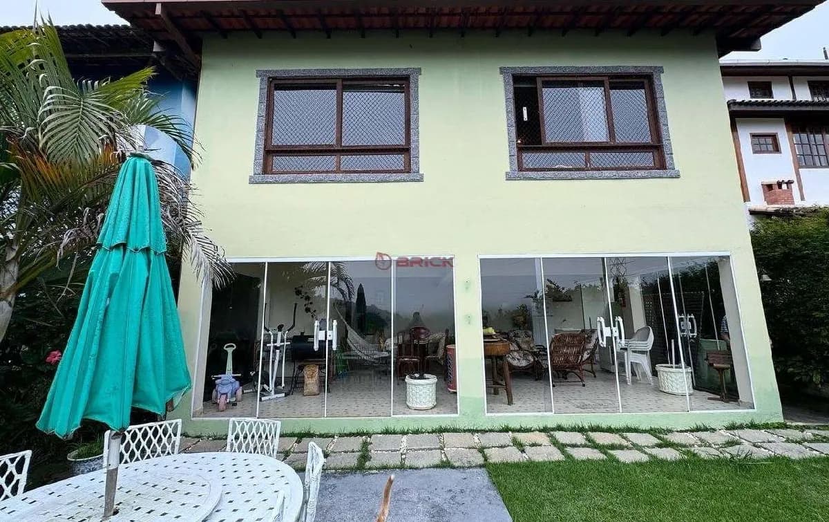 Casa com 4 quartos sendo 1 suíte em condomínio em Albuquerque - Teresópolis/RJ.