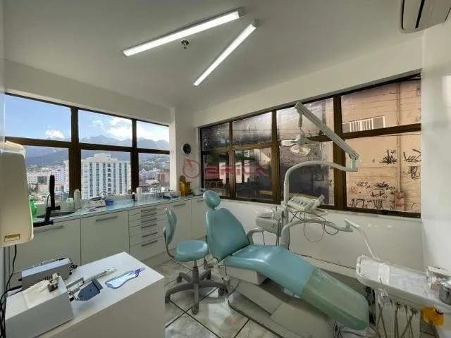Sala comercial com 65 m² no Centro, Teresópolis/RJ.