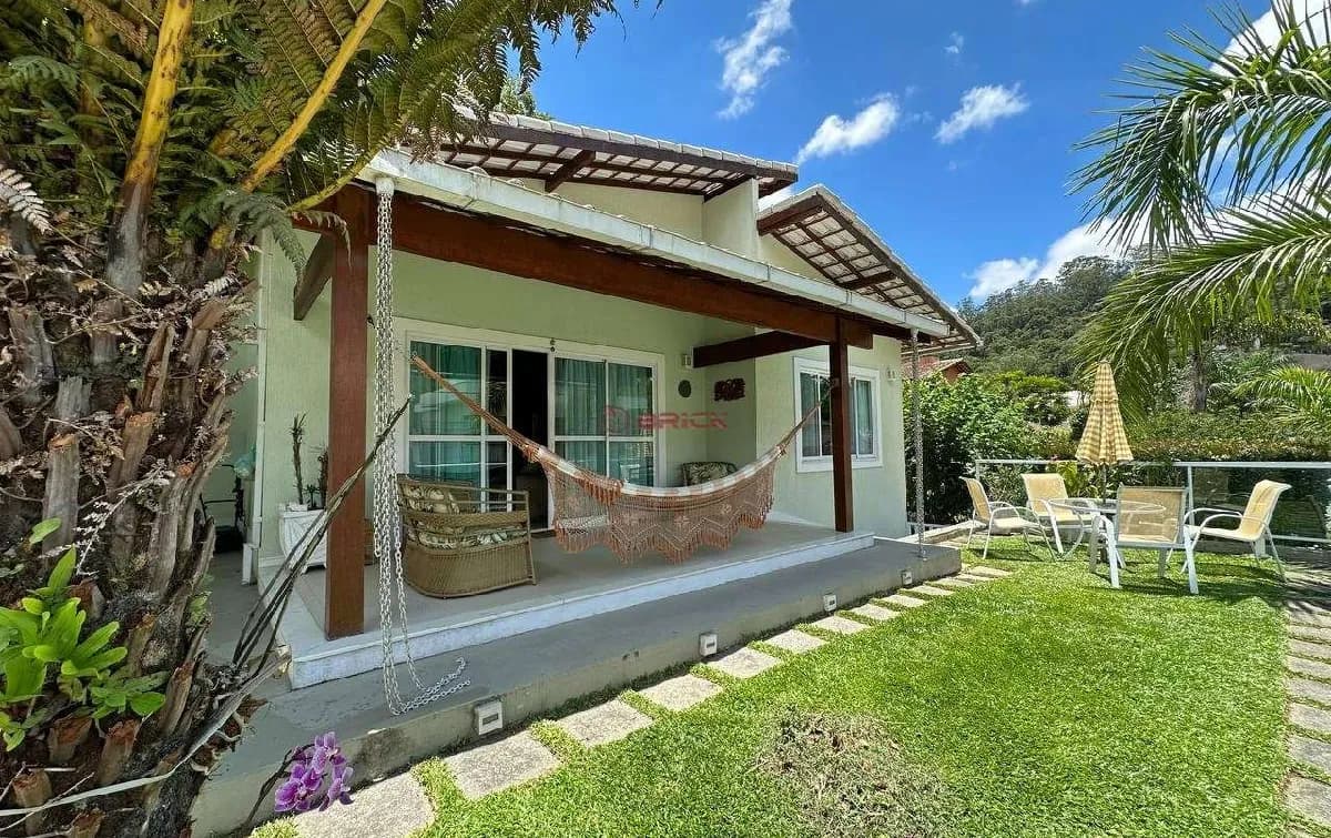 Casa linear com 3 suítes em condomínio na Cascata do Imbuí - Teresópolis/RJ.