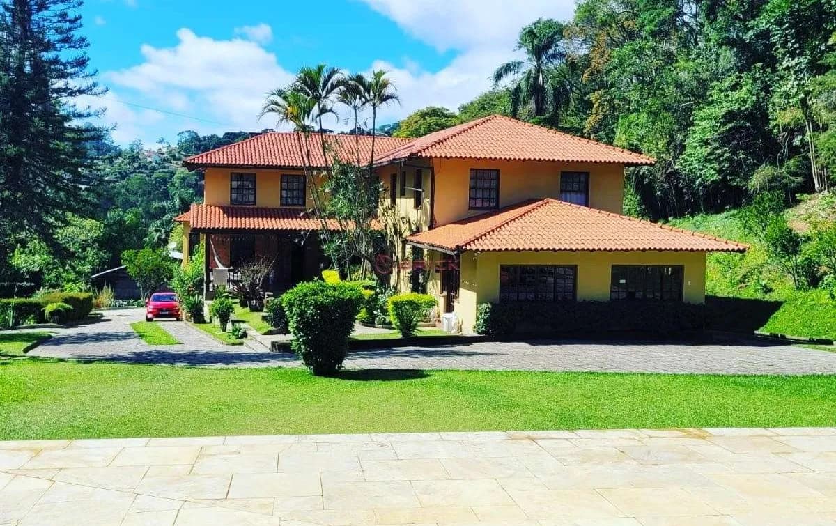 Casa independente com 9 quartos sendo 5 suítes no Parque do Imbuí - Teresópolis/RJ.