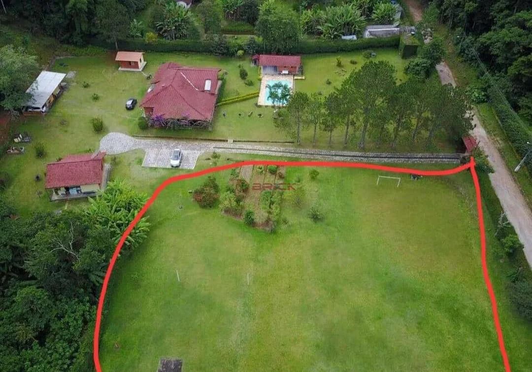 Terreno 100 % plano, com 3 mil m² dentro de condomínio em Albuquerque - Teresópolis/RJ.