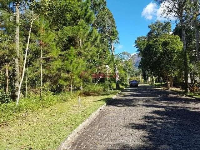 Terreno com 850 m² em condomínio em Quebra Frascos - Teresópolis/RJ.