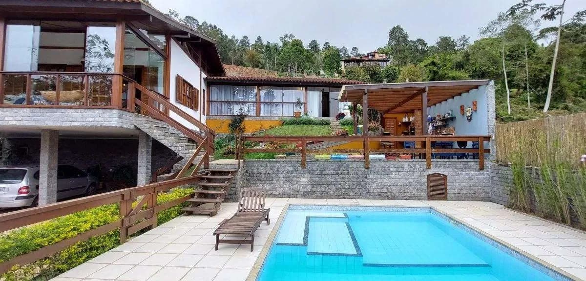 Casa dentro de condomínio com 4 quartos sendo 1 suíte, 1.420 m² de terreno em Albuquerque - Teresópolis/RJ.