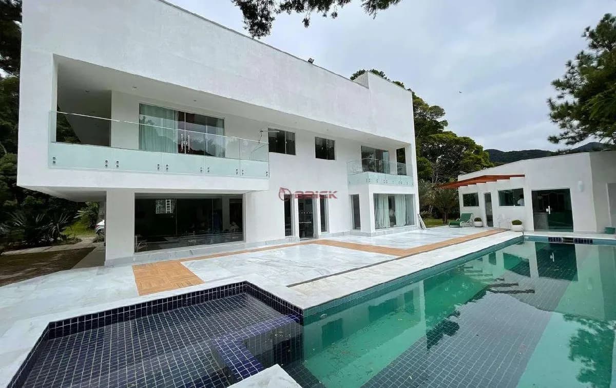 Casa com 4 suítes em condomínio no Comary - Teresópolis/RJ.