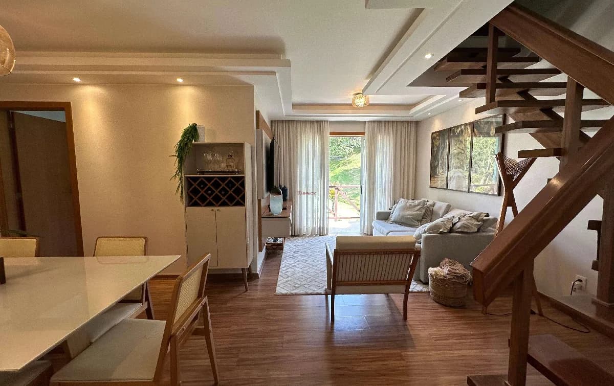 Apartamento duplex com 3 quartos sendo 2 suítes no Bom Retiro - Teresópolis/RJ.