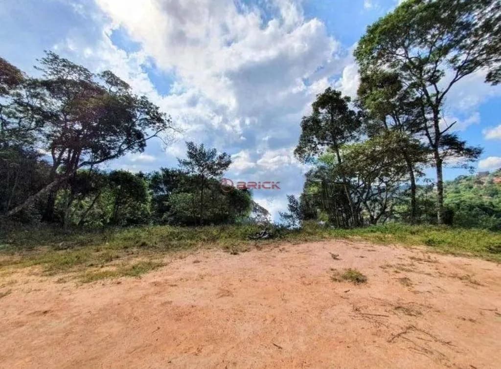 Terreno de rua com 1.927 m² no Comary - Teresópolis/RJ.