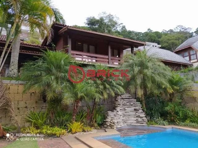 Casa com 5 suítes em condomínio em Quebra Frascos - Teresópolis/RJ.