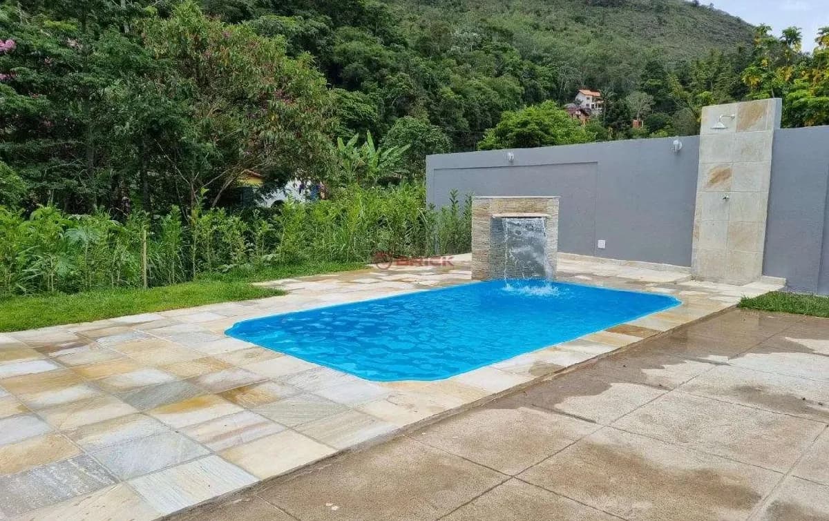 Casa linear com 3 quartos sendo 1 suíte em condomínio em Albuquerque - Teresópolis/RJ.