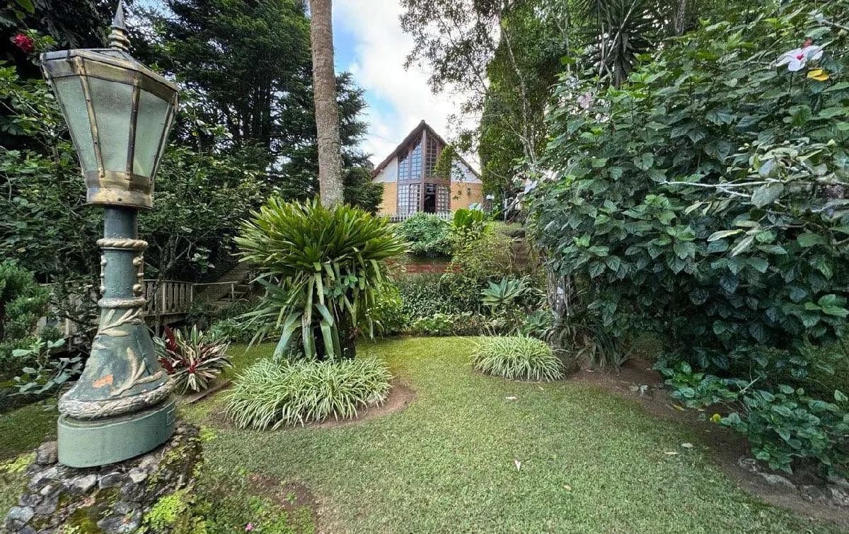 Casa em estilo chalé em condomínio no Comary - Teresópolis/RJ.