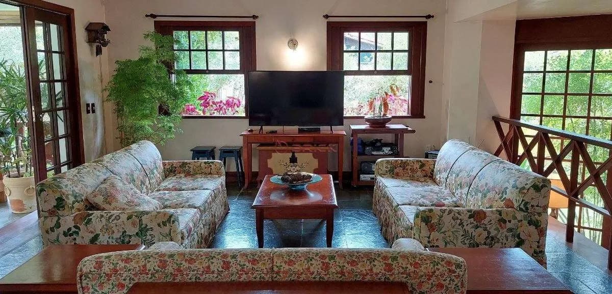 Casa com 5 suítes em Albuquerque - Teresópolis/RJ.