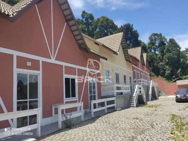 Casa com 3 quartos sendo 1 suíte em condomínio na Granja Guarani - Teresópolis/RJ.