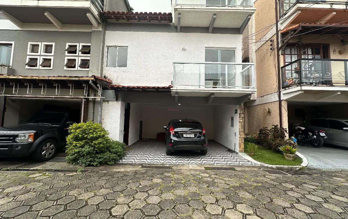 Casa com 3 quartos sendo 1 suíte em condomínio na Iúcas - Teresópolis/RJ.