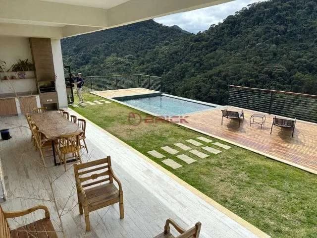 Casa com 4 suítes em condomínio em Vargem Grande - Teresópolis/RJ.