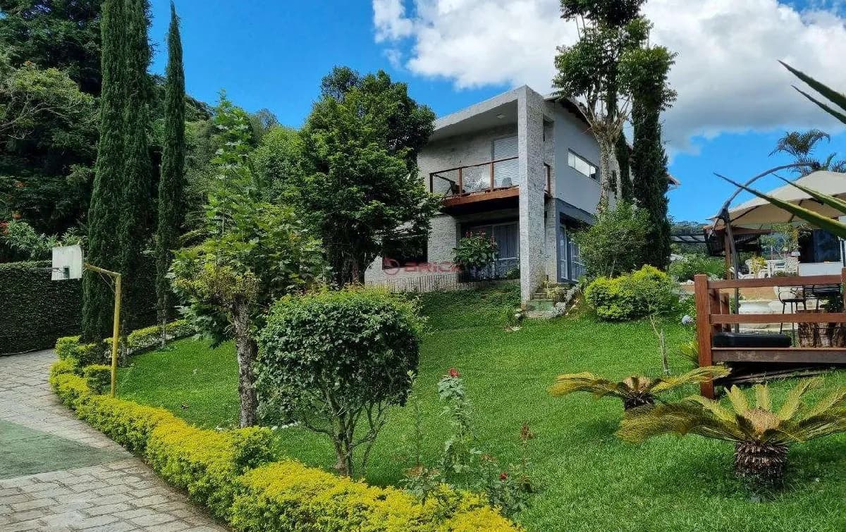 Casa de alto padrão com 4 quartos sendo 3 suítes no Golfe - Teresópolis/RJ.