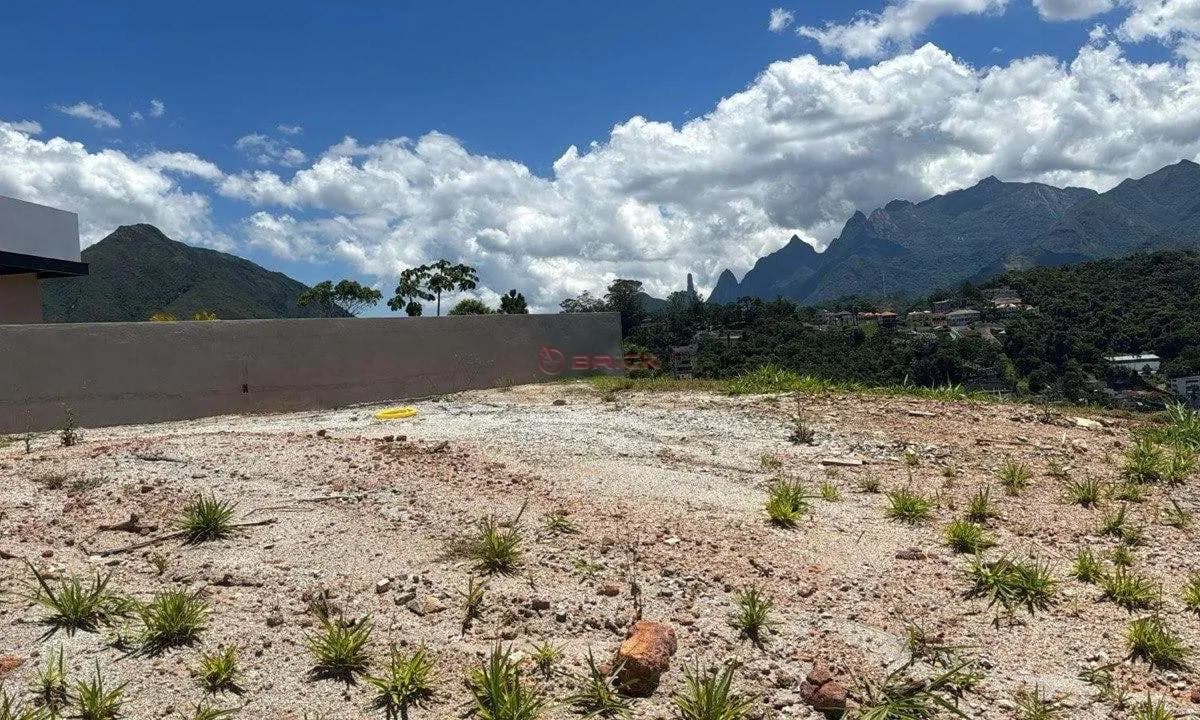 Terreno plano com 275 m² em condomínio na Tijuca - Teresópolis/RJ.
