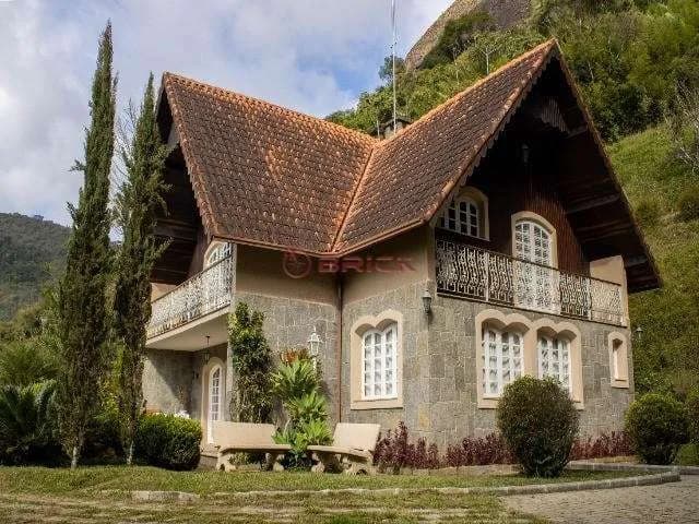 Casa com 3 suítes em estilo europeu na Iúcas - Teresópolis/RJ.
