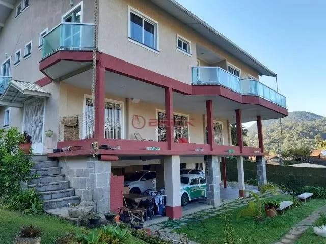 Casa triplex com 9 quartos sendo 4 suítes no Comary - Teresópolis/RJ.