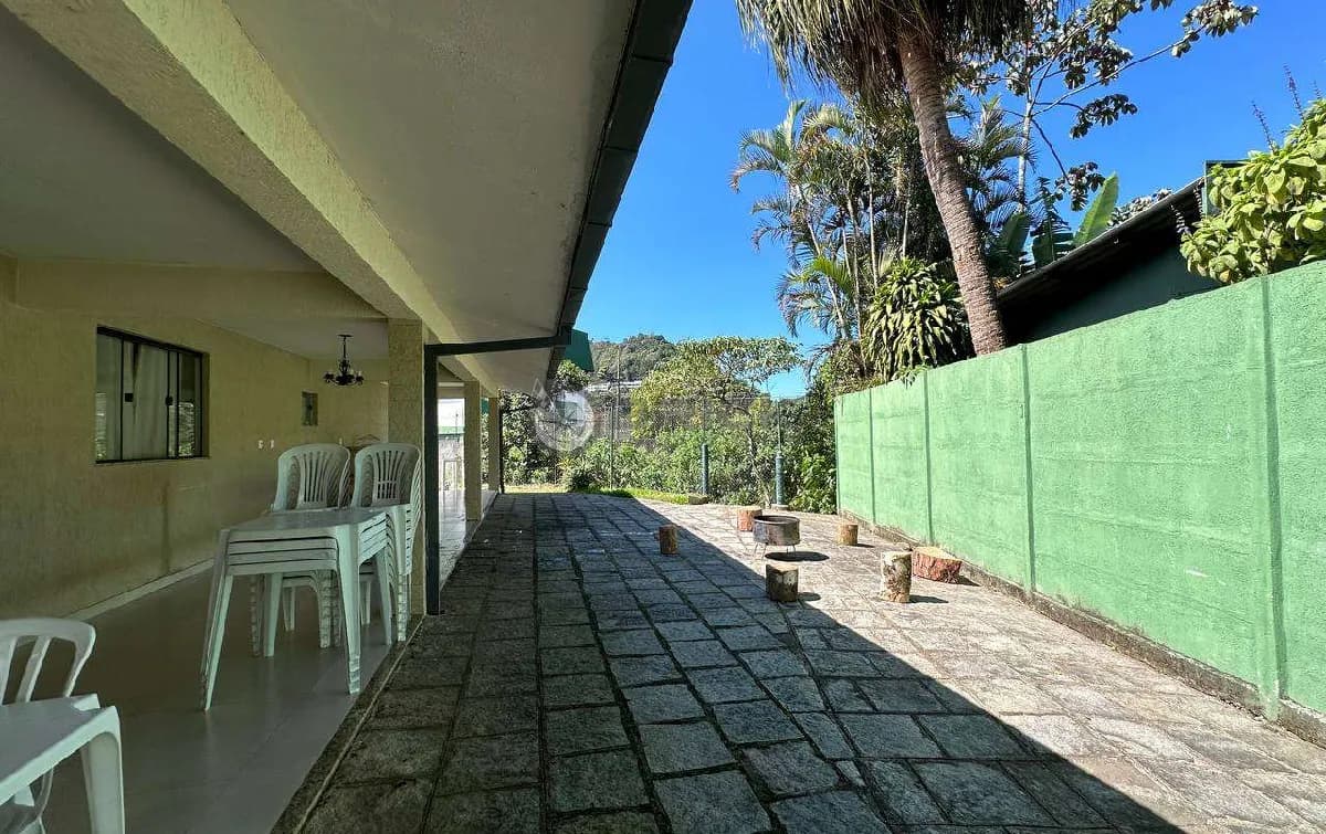 Casa com 5 quartos sendo 3 suítes no Comary - Teresópolis/RJ.