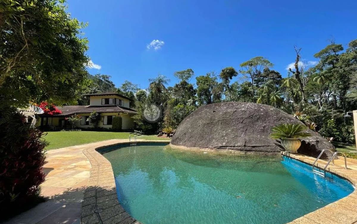 Mansão em condomínio em Quebra Frascos - Teresópolis/RJ.