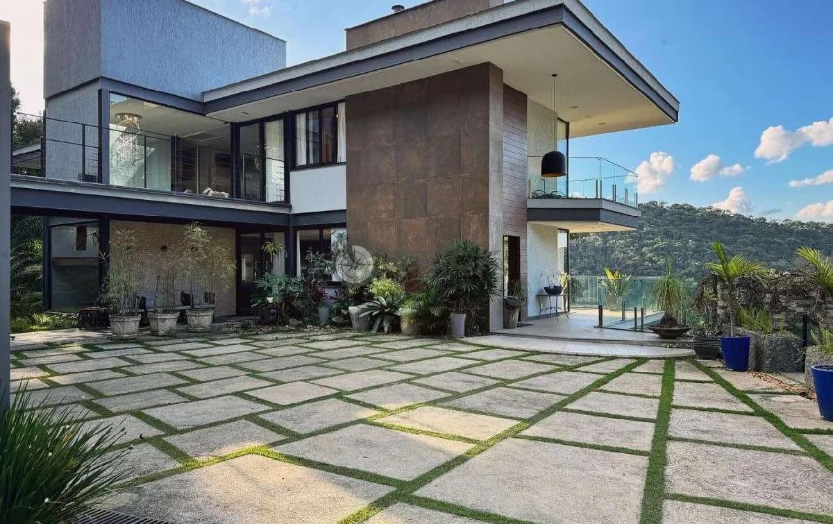 Mansão com 6 suítes em condomínio de alto padrão em Quebra Frascos - Teresópolis/RJ.