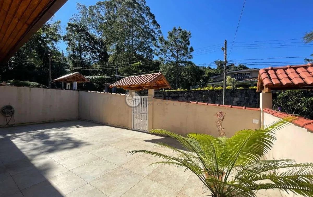 Casa à venda com 3 quartos em condomínio no Comary - Teresópolis/RJ.