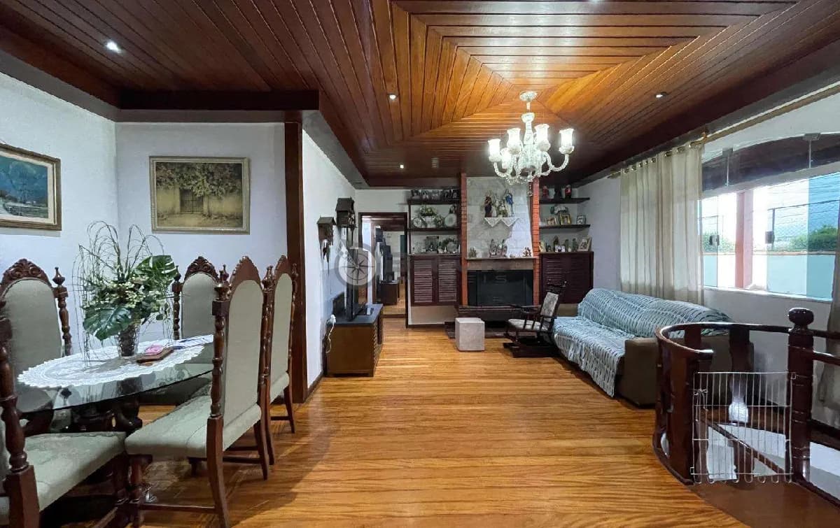 Casa para venda com 5 quartos sendo 4 suítes no Alto, Teresópolis/RJ.