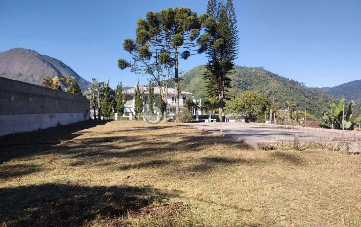 Terreno com 250 m² em declive em condomínio na Tijuca - Teresópolis/RJ.
