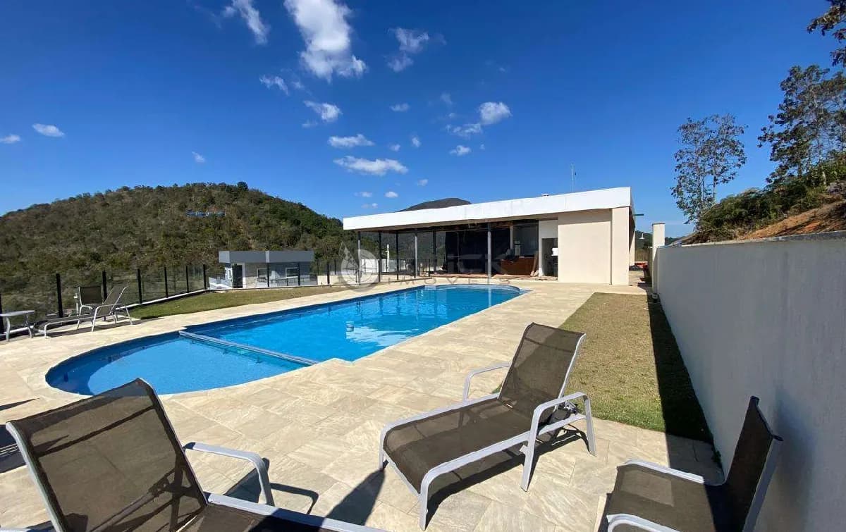 Terreno em aclive com 364 m² em condomínio em Albuquerque - Teresópolis/RJ.