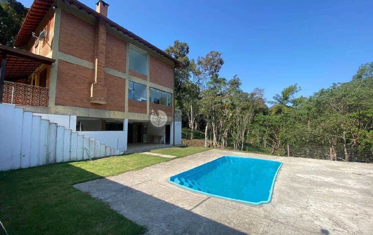 Casa com 4 quartos sendo 1 suíte, 2.000 m² de terreno, em condomínio em Três Córregos - Teresópolis/RJ.