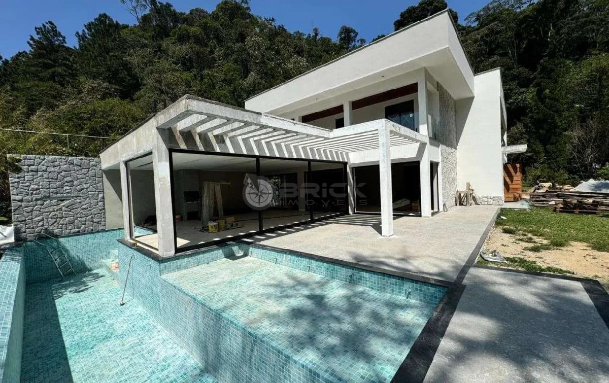 Casa com 5 suítes, sendo 1 master, 500 m² em condomínio no Comary - Teresópolis/RJ