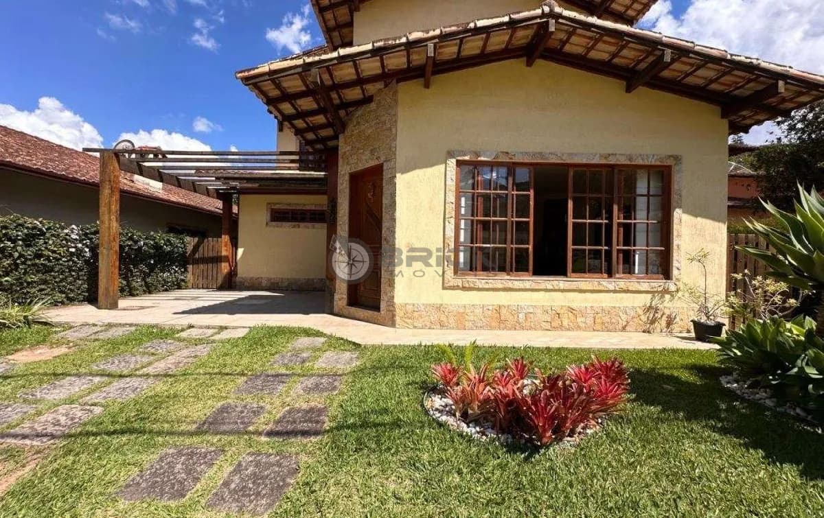 Casa com 4 quartos sendo 1 suíte em condomínio na Cascata do Imbuí - Teresópolis/RJ.