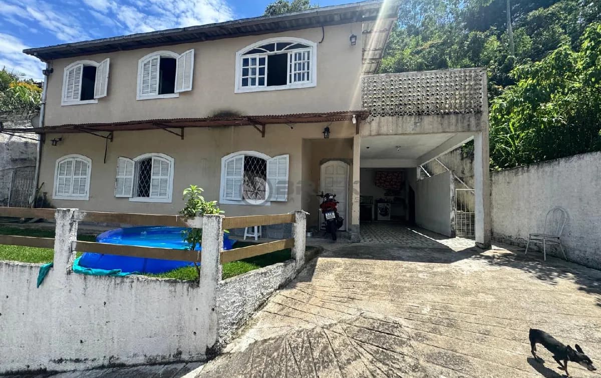 Casa para venda com 5 quartos sendo 1 suíte, 300 m² no Bom Retiro - Teresópolis/RJ.