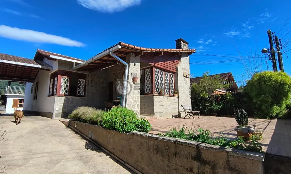 Casa para venda com 3 quartos sendo 1 suíte, 185 m² no Jardim Cascata - Teresópolis/RJ.