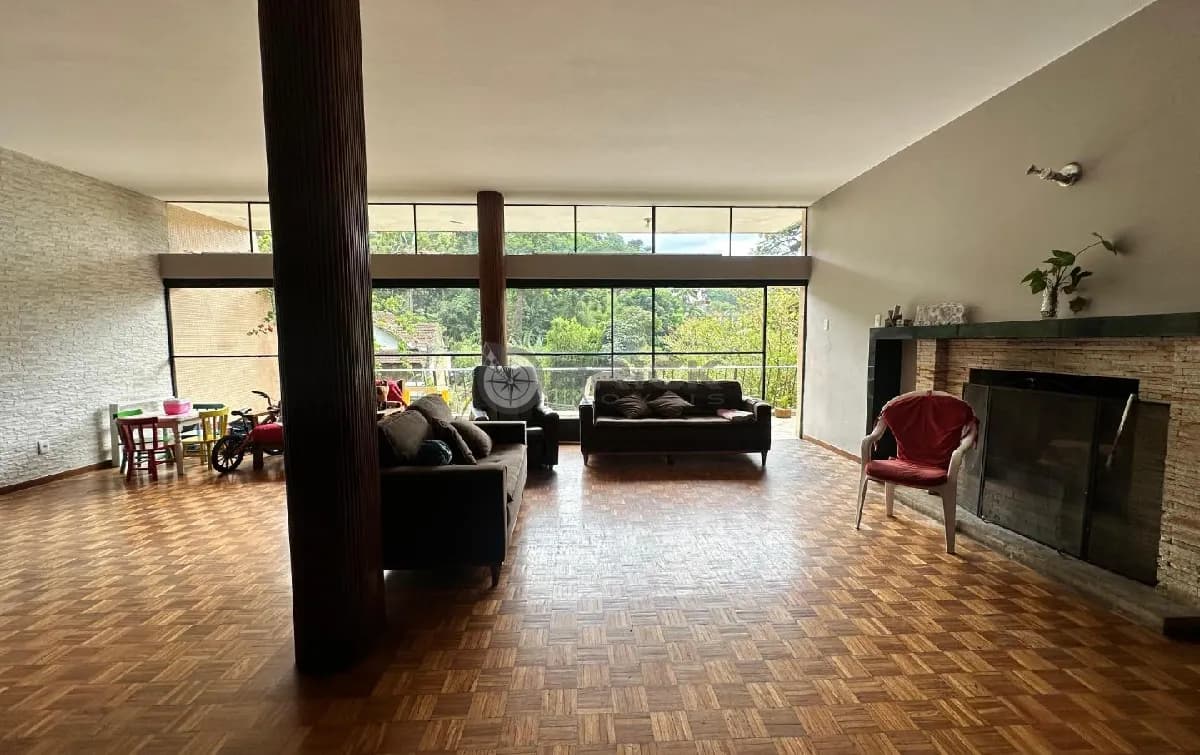 Casa à venda com 4 quartos sendo 1 suíte, 202.81 m² em Agriões - Teresópolis/RJ.