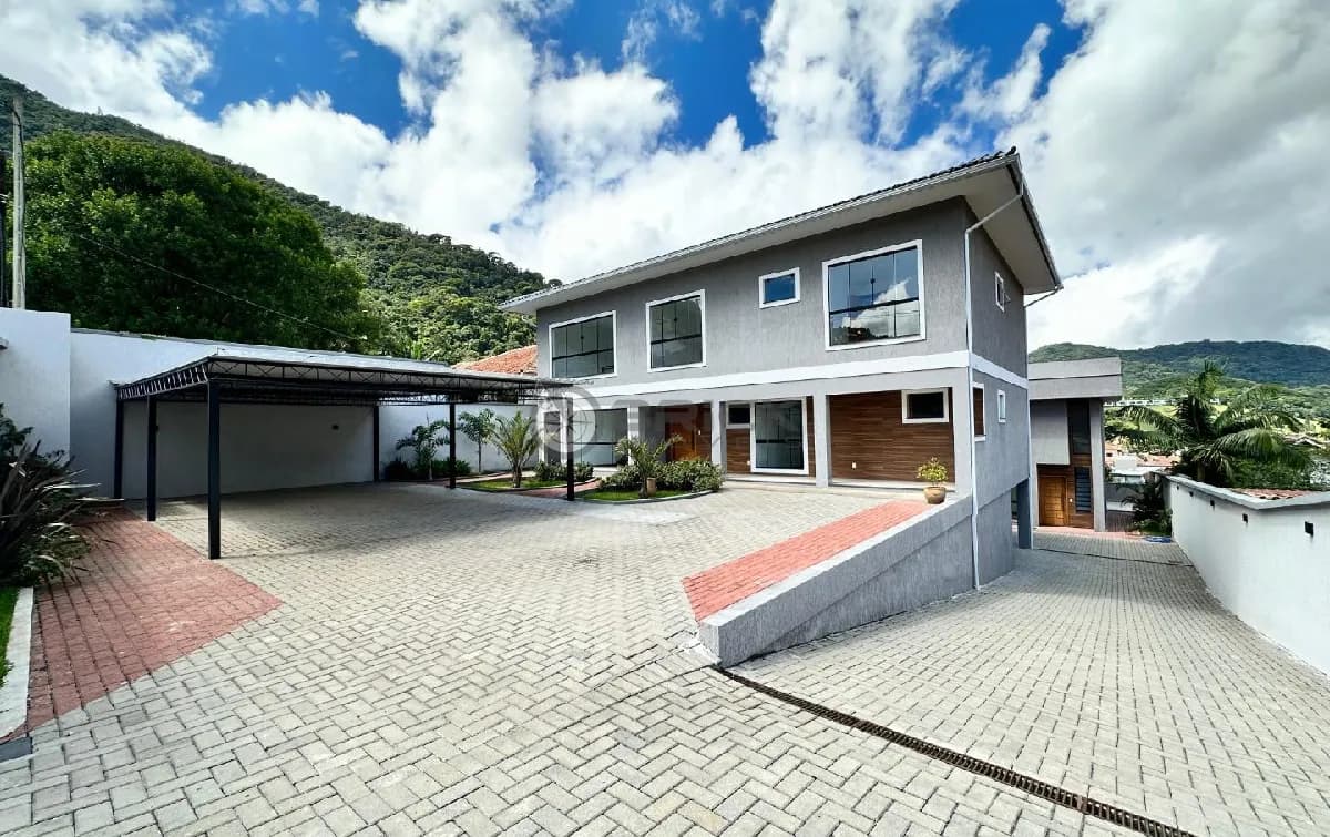 Casa linear com 3 quartos sendo 2 suítes em condomínio no Alto - Teresópolis/RJ.