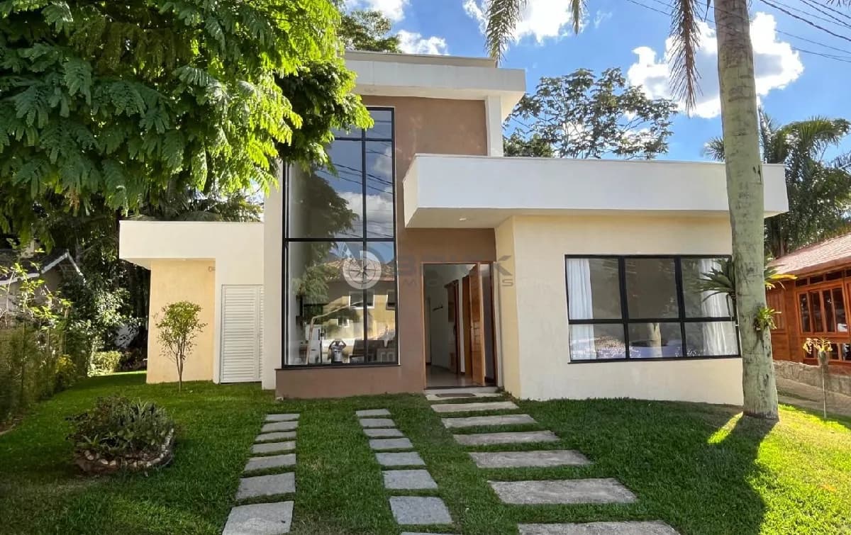 Casa moderna e linear dentro de condomínio com 3 quartos em Vargem Grande, Teresópolis/RJ.