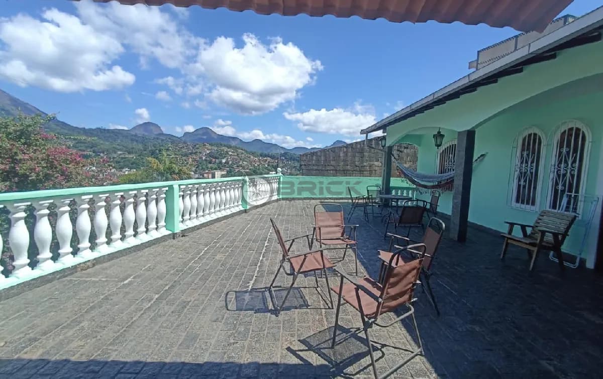 Casa à venda com 3 quartos sendo 1 suíte, 204.3m² na Fazendinha - Teresópolis/RJ.