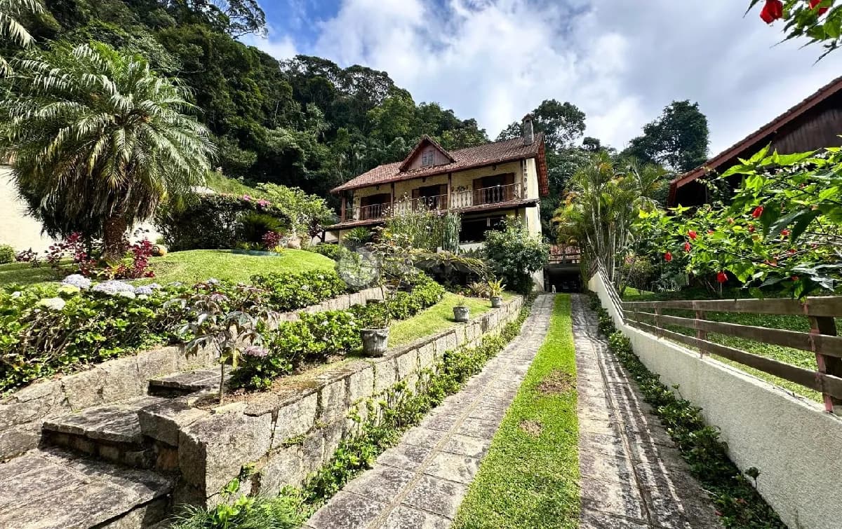 Casa à venda com 5 quartos sendo 1 suíte, 835 m² de terreno em condomínio no Comary - Teresópolis/RJ.
