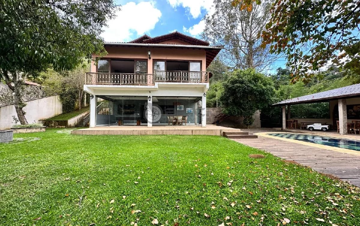 Casa à venda com 5 quartos sendo 2 suítes, 1.400 m² de terreno no Parque do Imbuí - Teresópolis/RJ.