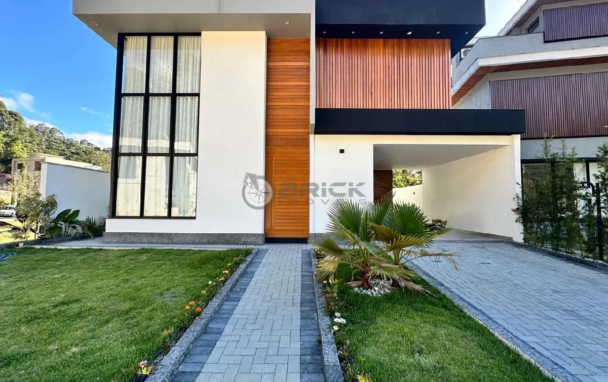 Casa para venda com 4 quartos sendo 1 suíte, 165.79 m² na Posse - Teresópolis/RJ.