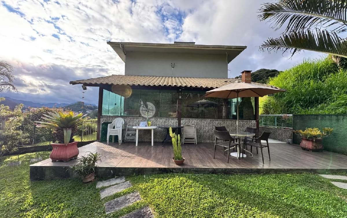 Casa para venda com 3 suítes, 250 m² na Tijuca - Teresópolis/RJ.