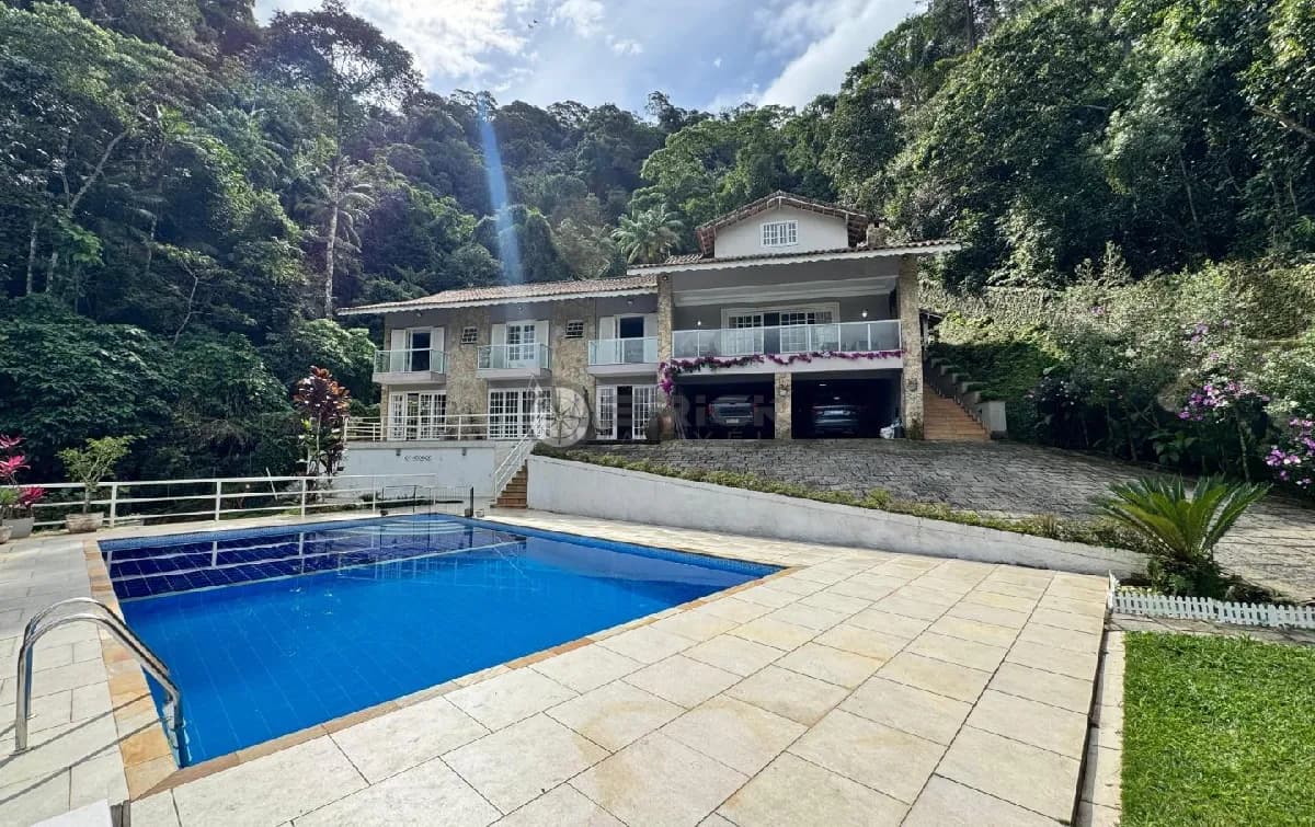 Casa à venda com 4 suítes e uma vista encantadora no Comary - Teresópolis/RJ.