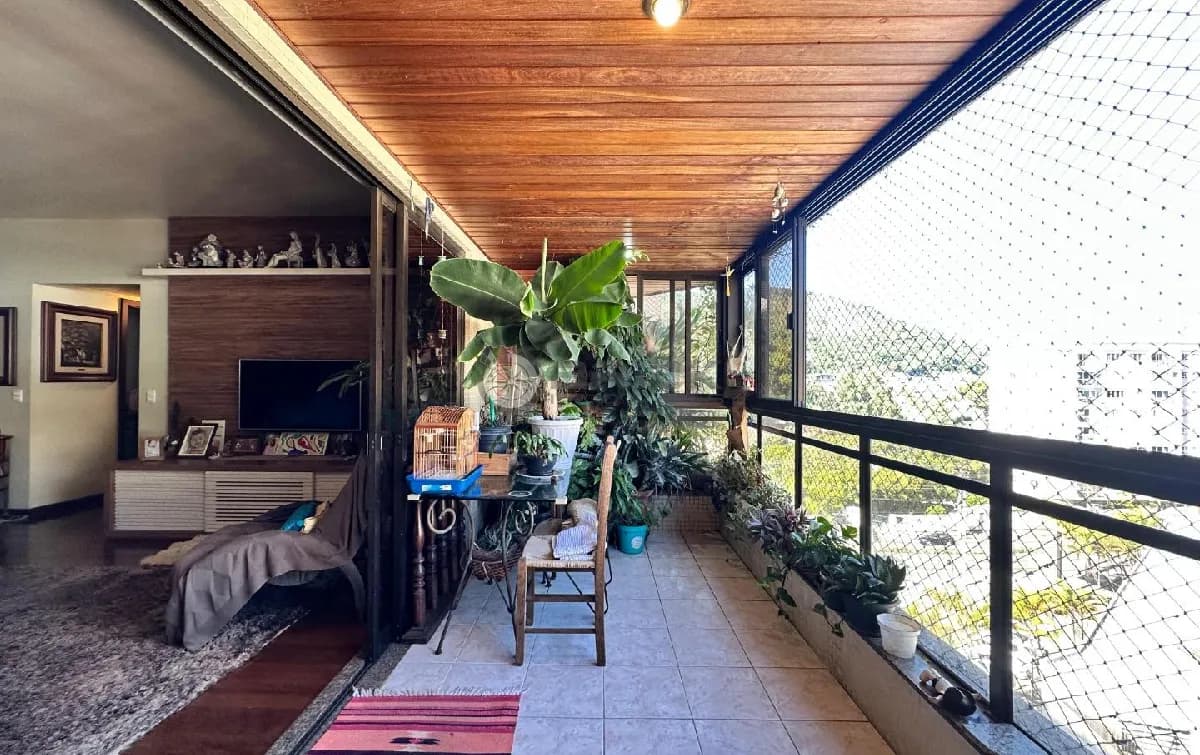 Apartamento para venda com 4 quartos sendo 2 suítes e 1 dependência completa, 210 m² em Agriões - Teresópolis/RJ.
