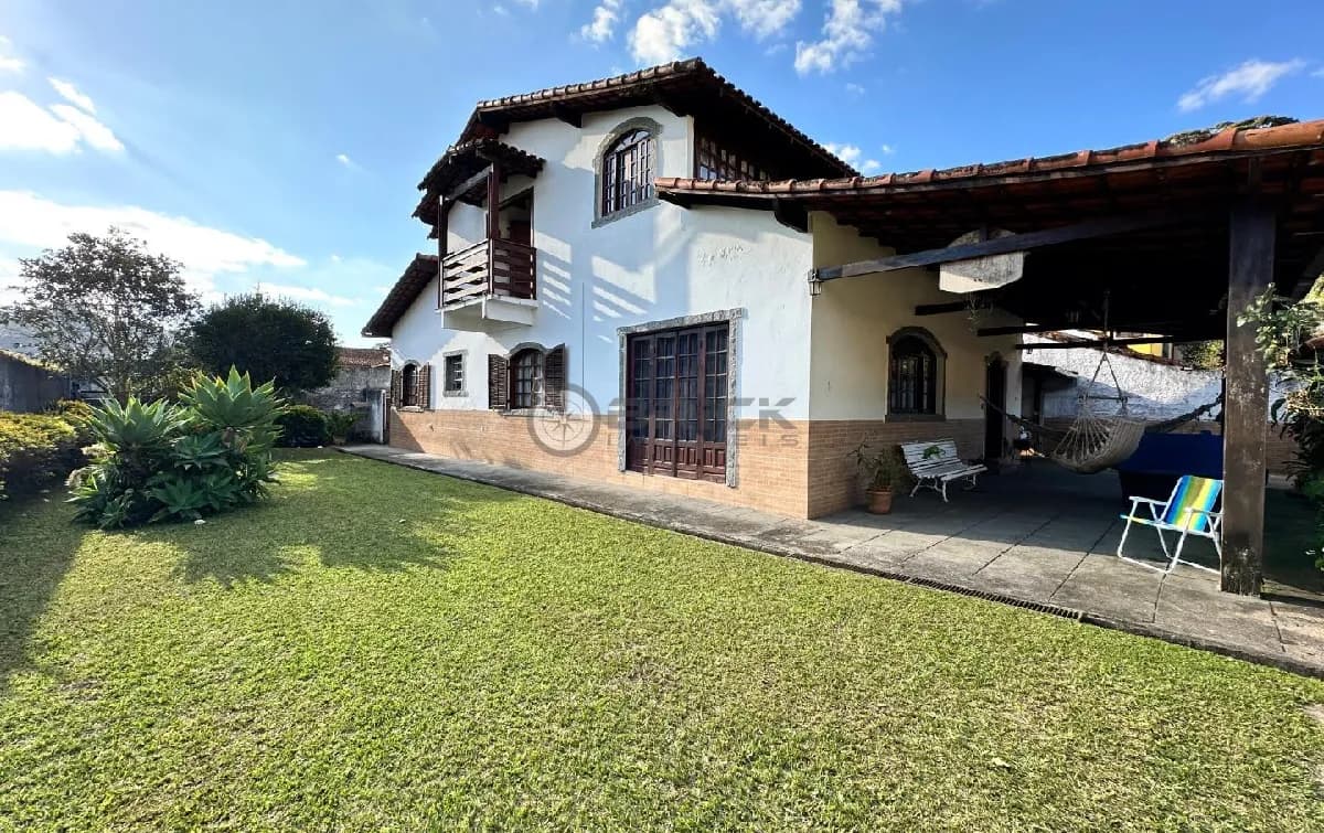 Casa á venda com 5 quartos sendo 2 suítes, 200 m² na Tijuca - Teresópolis/RJ.