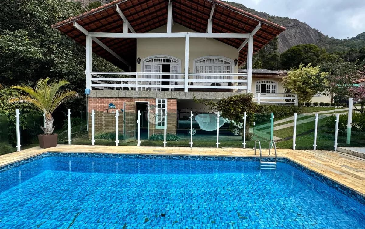 Casa à venda com 4 quartos sendo 2 suítes, com 7.000 m² de terreno no Parque Do Imbui - Teresópolis/RJ.