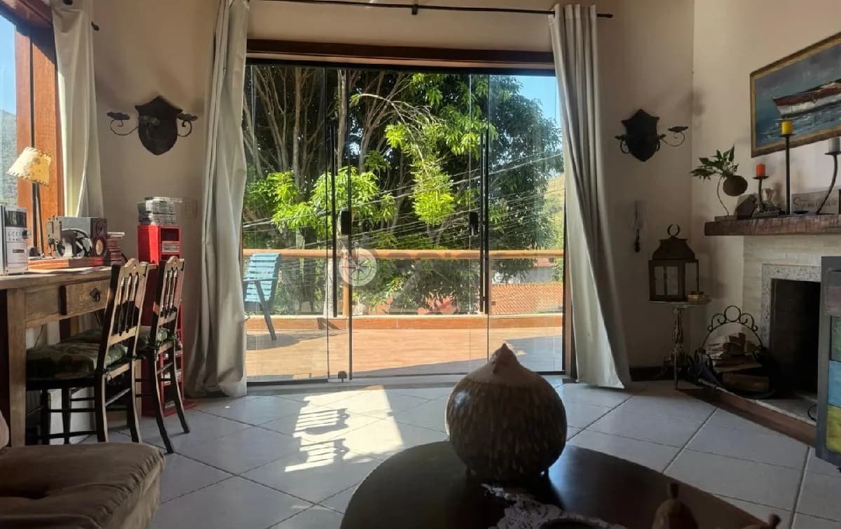 Casa para locação com 3 quartos sendo 1 suítes, 214 m² em Vargem Grande - Teresópolis/RJ.